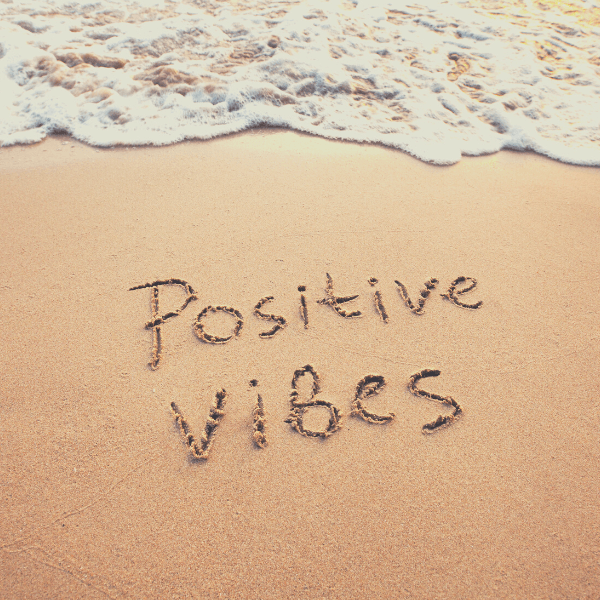 Strand mit Aufschrift Positiv Denken